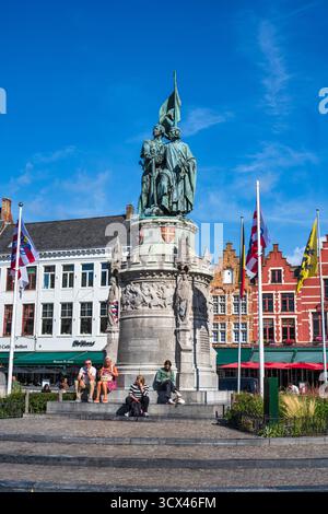 Statue von Jan Breydel und Pieter de Coninck auf dem Marktplatz im historischen Zentrum von Brügge in Westflandern, Belgien, Europa Stockfoto