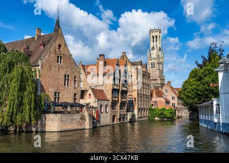 Dijver Canal vom Rosary Quay, mit dem Befort in der Ferne, im historischen Zentrum von Brügge in Westflandern, Belgien, Europa Stockfoto