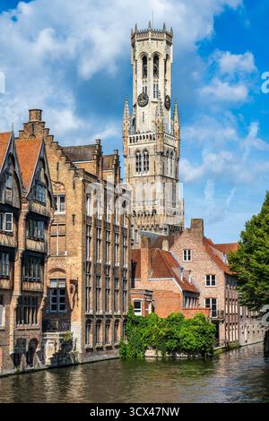 Dijver Canal vom Rosary Quay, mit dem Befort in der Ferne, im historischen Zentrum von Brügge in Westflandern, Belgien, Europa Stockfoto