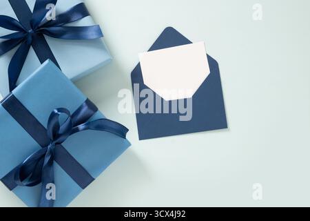 Geschenkboxen zum Happy Vathers Day, leer für Brief und Umschlag auf blauem Hintergrund. Einladung. Flache Lagen. Blick von oben. Kopierbereich. Stockfoto