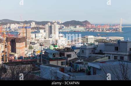 Busan, Südkorea - 13. März 2018: Küstenstadt von Busan, IndustrieHafenviertel, aus der Vogelperspektive Stockfoto