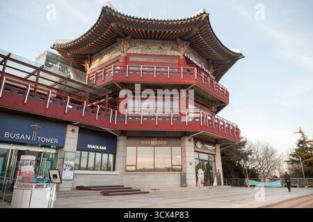 Busan, Südkorea - 14. März 2018: Touristenpavillon am Eingang zum Busan Tower im Yongdusan Park, einem beliebten Touristenziel. Gewöhnliches Peo Stockfoto