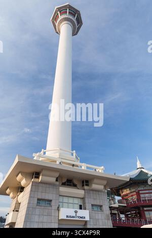 Busan, Südkorea - 14. März 2018: Der Busan Tower befindet sich im Yongdusan Park, einem beliebten Touristenziel Stockfoto