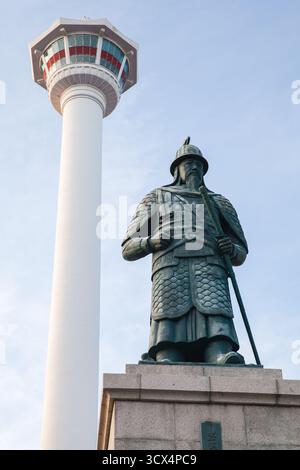 Busan, Südkorea - 14. März 2018: Busan Tower und Statue von Admiral Yi Sun-Shin im Yongdusan Park Stockfoto
