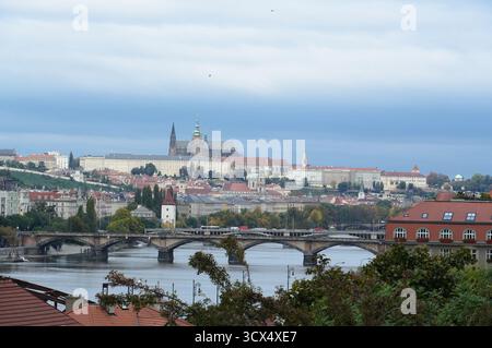 Blick auf Prag von der Karlsbrücke entfernt Stockfoto