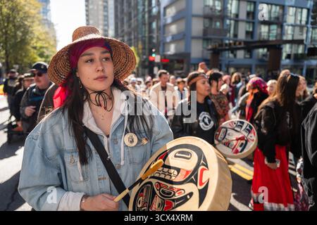 Seattle, USA. Oktober 2025. Seattle feiert den Tag der Indigenen mit Einem Marsch durch Downtown Credit: Alex Garland/Alamy Live News Stockfoto