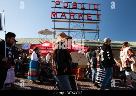 Seattle, USA. Oktober 2025. Seattle feiert den Tag der Indigenen mit Einem Marsch durch Downtown Credit: Alex Garland/Alamy Live News Stockfoto