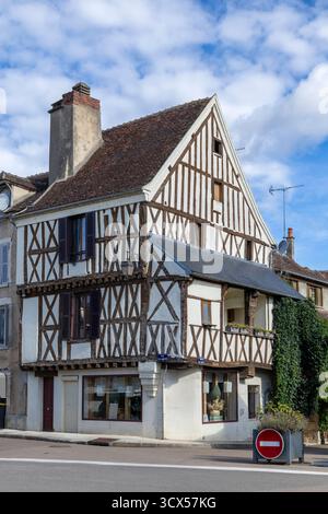 Fachwerkhaus mit traditioneller mittelalterlicher Architektur in einer kleinen französischen Stadt Stockfoto