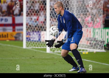 Der englische Torhüter Paul Robinson holt den Ball beim Viertelfinale der FIFA Fussball-Weltmeisterschaft gegen Portugal am 1. Juli 2006 in Gelsenkirchen. Nur redaktionelle Verwendung. Kommerzielle Nutzung verboten. Stockfoto