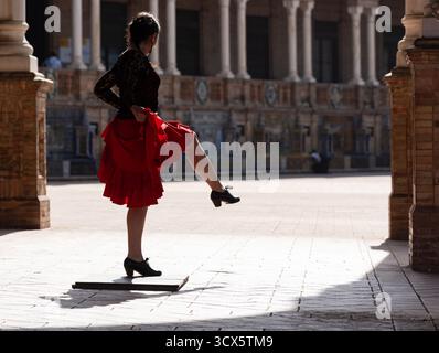 Die Silhouette eines Flamenco-Tänzers auf den Straßen von Sevilla, Spanien. Stockfoto