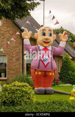 Männliche aufblasbare Puppe im Garten zum Jubiläum, das 85 Jahre alt wird. Stockfoto