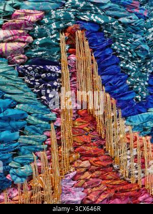 SEATTLE - 23. APR 2025 - lebendige, handgefertigte Wandbehänge aus Textil mit komplexen Mustern und Texturen, die die Inneneinrichtung im Bohemian-Stil bereichern Stockfoto