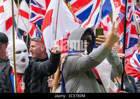 Manchester, Großbritannien. August 2025. Rechtsradikale Unterstützer auf dem Manchesters St. Peter's Square während der ersten Rallye der Britanen. Nach dem Ende der nationalen Konferenzsaison für die britischen politischen Parteien wurden die beiden traditionellen großen Parteien von der populistischen Reform UK rechten Partei zurückgelassen. Im Vereinigten Königreich wurde eine Welle des Nationalismus beobachtet, in der Flaggen an Lampenpfosten gehisst wurden, und es gab Protestaktionen gegen Einwanderung und rechtsextreme Proteste in Großstädten und außerhalb von Hotels, in denen Asylsuchende untergebracht sind. Sowohl die regierende Labour-Partei als auch die offizielle oppositionelle konservative Partei waren es Stockfoto