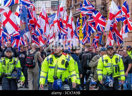 Manchester, Großbritannien. August 2025. Die rechtsextreme Gruppe Großbritannien hält die erste Rallye im Stadtzentrum von Manchester ab. Nach dem Ende der nationalen Konferenzsaison für die britischen politischen Parteien wurden die beiden traditionellen großen Parteien von der populistischen Reform UK rechten Partei zurückgelassen. Im Vereinigten Königreich wurde eine Welle des Nationalismus beobachtet, in der Flaggen an Lampenpfosten gehisst wurden, und es gab Protestaktionen gegen Einwanderung und rechtsextreme Proteste in Großstädten und außerhalb von Hotels, in denen Asylsuchende untergebracht sind. Sowohl die regierende Labour-Partei als auch die offizielle oppositionelle konservative Partei wurden beschuldigt, in die gezogen zu sein Stockfoto
