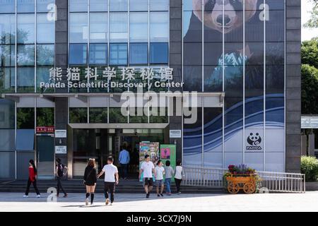 Chengdu, China – 28. September 2018: Besucher betreten das Panda Scientific Discovery Center in der Chengdu Research Base of Giant Panda Breeding. Stockfoto