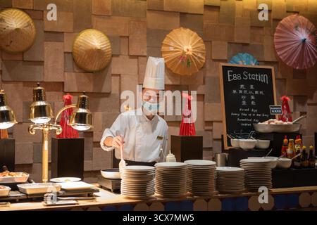 Küchenchef arbeitet an der Frühstücksbar im Luxushotel Shangri-La in Chengdu, China. Stockfoto