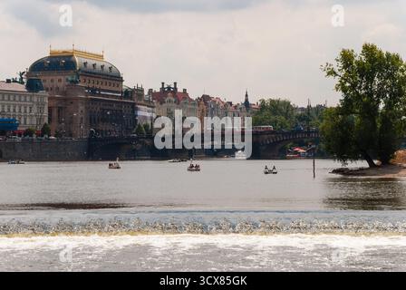 Prag, Tschechisch - 22. August 2013 - Panoramablick auf das historische prag mit karlsbrücke und Nationaltheater über die moldau. Stockfoto