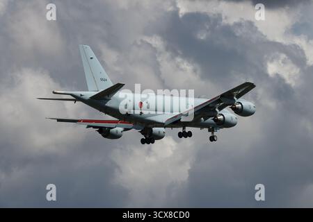 Das Schweif einer japanischen Marine Defense Force (JMSDF) Kawasaki P1 Maritime Patrouillenflugzeug, das die Antenne des magnetischen Anomalie-Detektors (MAD) zeigt, Japan Stockfoto