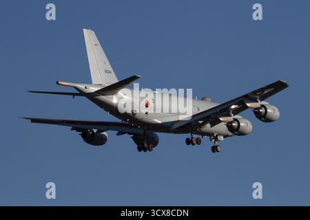 Das Schweif einer japanischen Marine Defense Force (JMSDF) Kawasaki P1 Maritime Patrouillenflugzeug, das die Antenne des magnetischen Anomalie-Detektors (MAD) zeigt, Japan Stockfoto