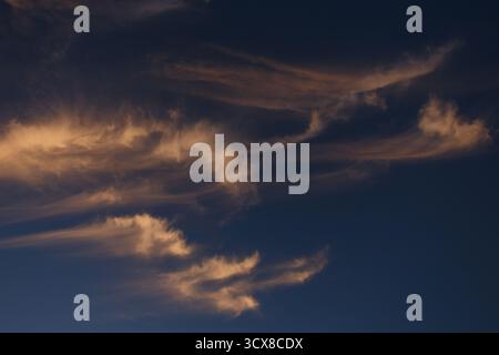 Wackelige Zirruswolken bei Sonnenaufgang. Kanagawa, Japan. Stockfoto
