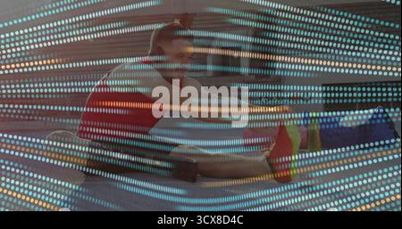 Der sitzende Kniesehnen-Stretch-Mann in leuchtend rotem Tanktop auf dem Urban plaza mit Gitterüberzug Stockfoto