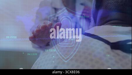 Doktor im Mantel, der holographischen Schild mit Vorhängeschloss über dem Patienten im Untersuchungsraum hält, Security Stockfoto