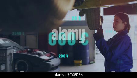 Asiatischer Mechaniker im Overall, der das Rad am Aufzug in der Bucht repariert, mit Geldüberlagerungen, Kopierraum Stockfoto