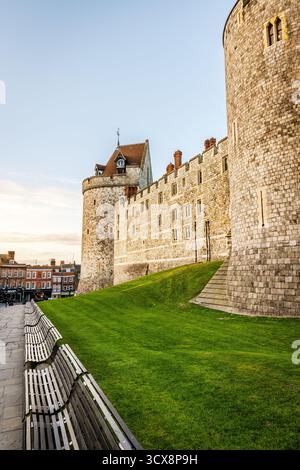 11. März 2025, Windsor, Vereinigtes Königreich: Außenmauer von Windsor Castle – eine Residenz der britischen Königsfamilie Stockfoto