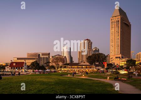 16. November 2024, San Diego, KALIFORNIEN: Blick auf den Embarcadero Marina Park in San Diego, Kalifornien nach Sonnenuntergang Stockfoto
