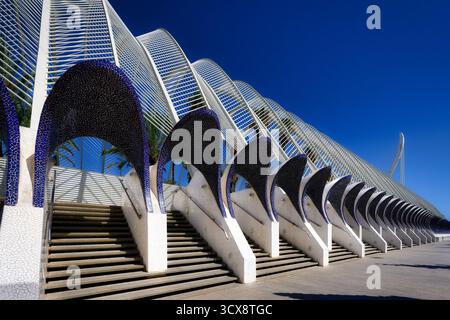 Die beeindruckende Architektur des Umbracle in Valencia, Spanien, mit Treppen, die zwischen weißen Säulen mit blauen Mosaikbögen hinaufführen Stockfoto