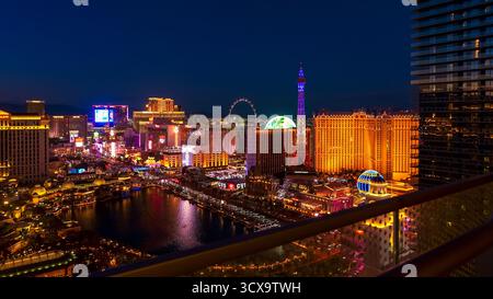 Las Vegas NV, USA - 19. September 2023: Aus der Vogelperspektive auf den Las Vegas Strip bei Nacht beleuchtet mit berühmten Attraktionen und lebhaften Attraktionen Stockfoto