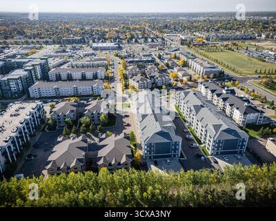 Aus der Vogelperspektive auf University Heights, Saskatoon, mit goldenen Bäumen und Gemeinschaftsbereichen. Stockfoto