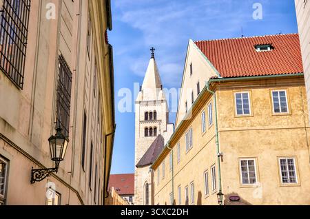 Die romanischen Türme der St. Georgs-Basilika ragen über die Höfe der Prager Burg, einer der ältesten erhaltenen Kirchenbauten der Stadt Stockfoto