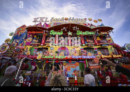 Vergnügungspark, Labyrinth, Cannstatter Wasen, Jahrmarkt, Messegelände, Frühlingsfest, Volksfest, Bad Cannstatt, Stuttgart, Baden-Württemberg, Deutschland Stockfoto