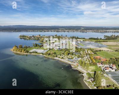Aus der Vogelperspektive auf die Nordwestspitze der Insel Reichenau im Bodensee, mit Campingplatz, Catering im Freien und Sandseele lido, Stadtteil von Stockfoto