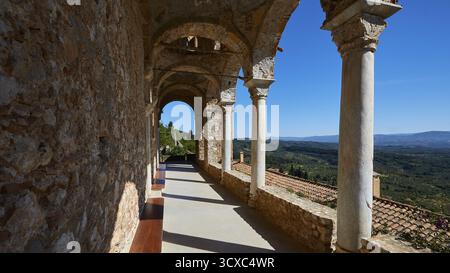 Pantanassa Kloster aus dem 15. Jahrhundert n. Chr., Steinarkade mit Säulen bietet Blick auf die Landschaft unter einem hellblauen Himmel, Mystras, Mistra, UNESC Stockfoto