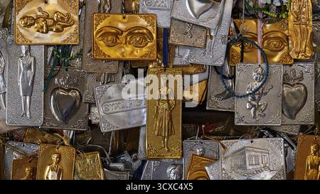 Kloster Pantanassa aus dem 15. Jahrhundert n. Chr., Votivtafeln, verschiedene Metalltafeln mit religiösen Gravuren in Gold und Silber, Mystras, Mistra, UN Stockfoto