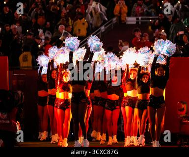 Landover, MD, USA. Oktober 2025. Commander's Cheerleader erobern das Feld, bevor die Washington Commanders im Northwest Stadium in Landover, MD Justin Cooper/CSM/Alamy Live News gegen die Chicago Bears spielen Stockfoto
