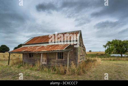 Verwittertes Cottage im Westen von Victoria, Australien, mit hölzernen Wetterplatten und einem verrosteten Wellblechdach. Stockfoto
