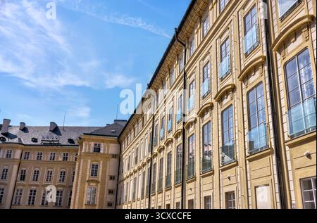 Panoramablick auf Prag vom Burggarten aus mit Blick auf rote Dächer, Kirchtürme und die Skyline der Stadt unter einem Sommerhimmel Stockfoto