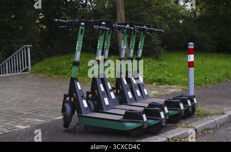 Mehrere E-Scooter, Elektroroller, Roller auf dem Bürgersteig, Fahrsteig, im Bolt Fahrradverleih, Stuttgart, Baden-Württemberg, Deutschland Stockfoto