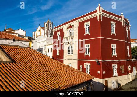 Blick auf moderne und historische Gebäude im Zentrum von Silves, Region Algarve, Portugal in Europa Stockfoto
