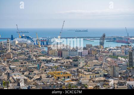 Genua, Italien. Juni 2025. Luftaufnahme des Stadthafens im Hintergrund und der chaotischen Altstadt im Vordergrund Stockfoto