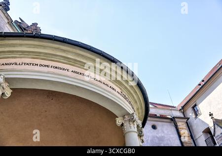 Blick auf den Veitsdom, eingerahmt von Säulen und Barockbögen im Innenhof des Erzbischofspalastes, in der Nähe der Prager Burg, Tschechische Republik Stockfoto
