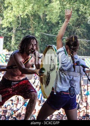 Werchter, Belgien – 7. Juli 2013: Mitglieder der Gogol Bordello-Band treten während ihrer energiegeladenen Live-Show beim Rock Werchter Festival auf. Stockfoto