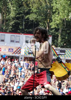 Werchter, Belgien – 7. Juli 2013: Gogol Bordello Frontmann tritt live auf der Bühne während des Rock Werchter Festivals in Belgien auf. Stockfoto