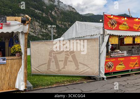 Mollis, Schweiz - 29. August. 2025: Food Bothes and Wrestling Image auf dem Platz des Schweizer Ringen- und Alpenfestes. Der Gastronomie-Service Stockfoto