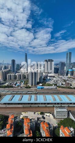 Luftaufnahmen vom Honghu Park und der Sungang North Station im Bezirk Luohu, Shenzhen Stockfoto