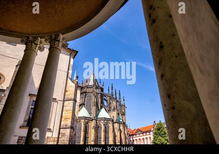 Blick auf den Veitsdom, eingerahmt von Säulen und Barockbögen im Innenhof des Erzbischofspalastes, in der Nähe der Prager Burg, Tschechische Republik Stockfoto