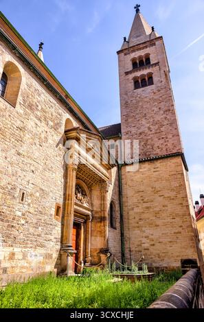 Romanische Kirche St. Georg auf der Prager Burg, eine der ältesten Kirchen der Stadt mit markantem Turm und einfacher Steinfassade Stockfoto